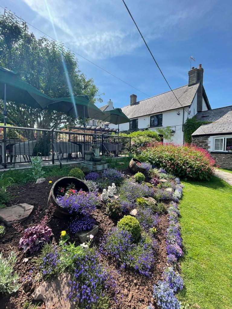 The Greyhound Inn And Hotel Usk Exterior foto